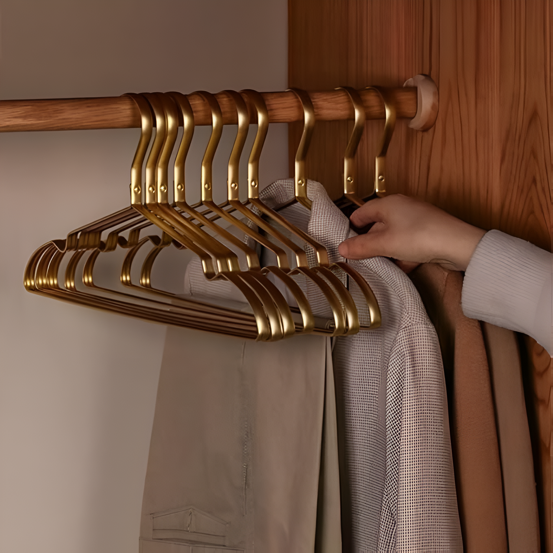 Aluminum Alloy Hangers with Nonslip Design | Lightweight and Durable for Wrinkle-Free Clothes 5