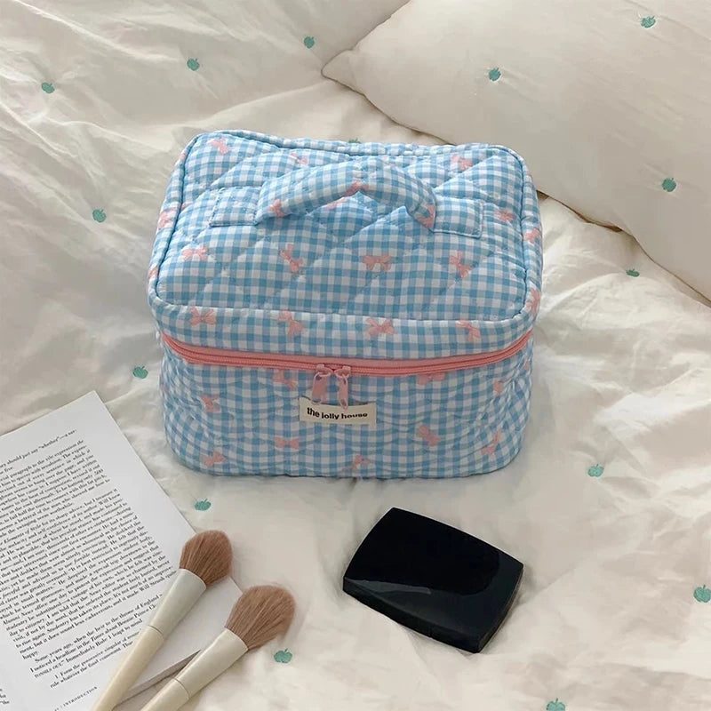 Tuzwa Quilted Makeup Bag for Women – Large Capacity Travel Cosmetic Organizer with Cute Bow Design & Zipper Closure, 24 × 15 cm