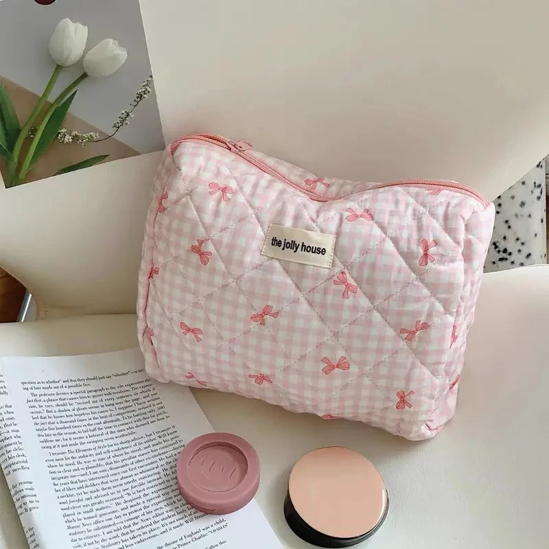 Tuzwa Quilted Makeup Bag for Women – Large Capacity Travel Cosmetic Organizer with Cute Bow Design & Zipper Closure, 24 × 15 cm