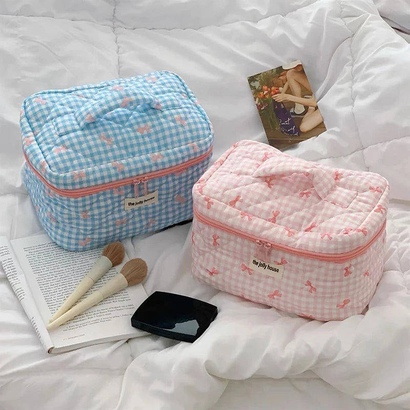 Tuzwa Quilted Makeup Bag for Women – Large Capacity Travel Cosmetic Organizer with Cute Bow Design & Zipper Closure, 24 × 15 cm