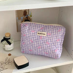 Tuzwa Quilted Makeup Bag for Women – Large Capacity Travel Cosmetic Organizer with Cute Bow Design & Zipper Closure, 24 × 15 cm