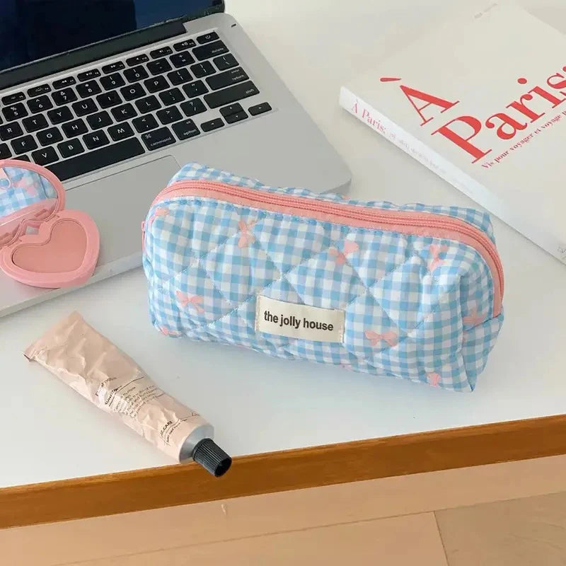 Tuzwa Quilted Makeup Bag for Women – Large Capacity Travel Cosmetic Organizer with Cute Bow Design & Zipper Closure, 24 × 15 cm