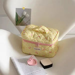 Tuzwa Quilted Makeup Bag for Women – Large Capacity Travel Cosmetic Organizer with Cute Bow Design & Zipper Closure, 24 × 15 cm