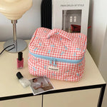 Tuzwa Quilted Makeup Bag for Women – Large Capacity Travel Cosmetic Organizer with Cute Bow Design & Zipper Closure, 24 × 15 cm