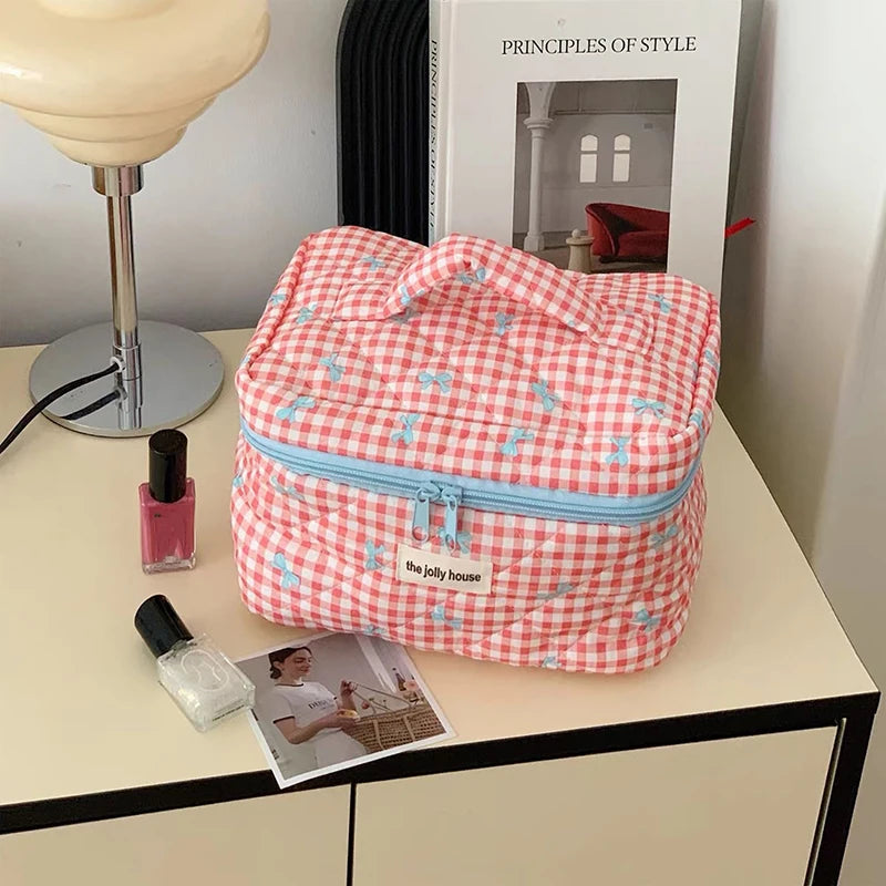Tuzwa Quilted Makeup Bag for Women – Large Capacity Travel Cosmetic Organizer with Cute Bow Design & Zipper Closure, 24 × 15 cm