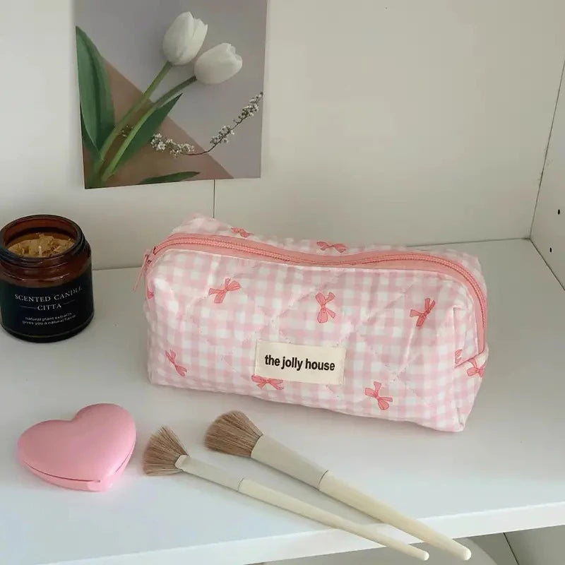 Tuzwa Quilted Makeup Bag for Women – Large Capacity Travel Cosmetic Organizer with Cute Bow Design & Zipper Closure, 24 × 15 cm