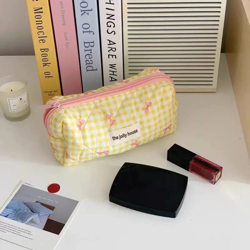 Tuzwa Quilted Makeup Bag for Women – Large Capacity Travel Cosmetic Organizer with Cute Bow Design & Zipper Closure, 24 × 15 cm