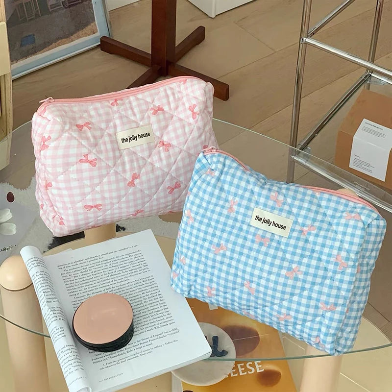 Tuzwa Quilted Makeup Bag for Women – Large Capacity Travel Cosmetic Organizer with Cute Bow Design & Zipper Closure, 24 × 15 cm