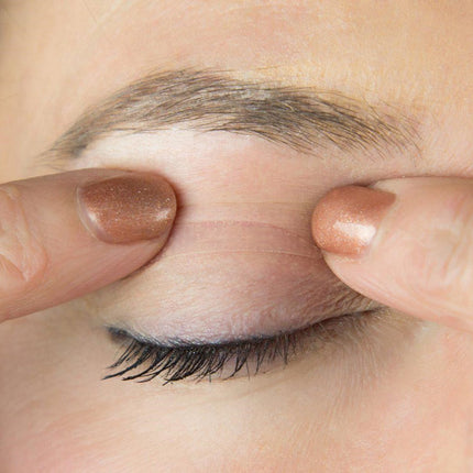 Eyelid Tape 100 Strips, Applying the Strip with a Tweezer